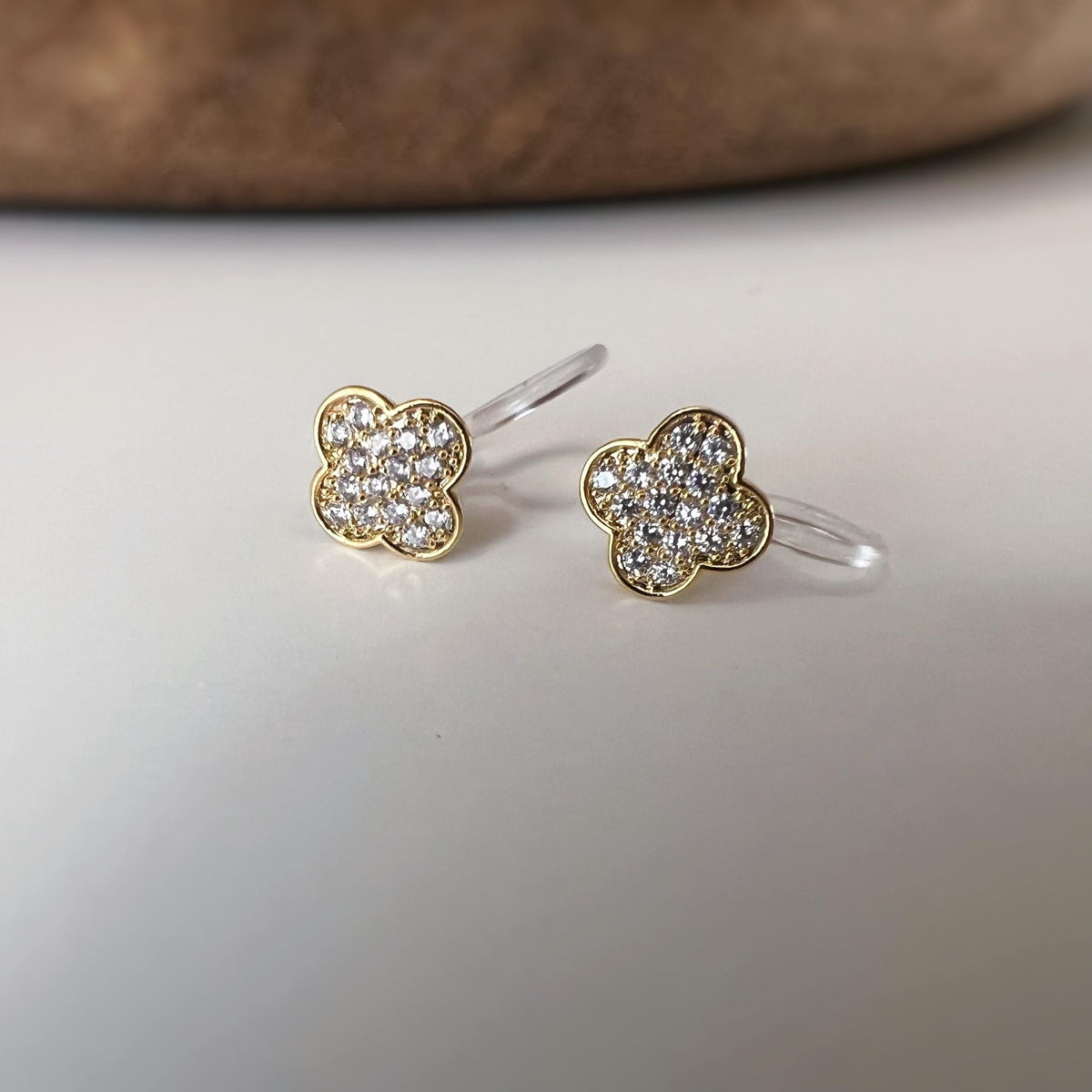 Clips d’oreilles sans perçage fleur strass couleur or et couleur argent – petites boucles clips élégantes en résine transparente