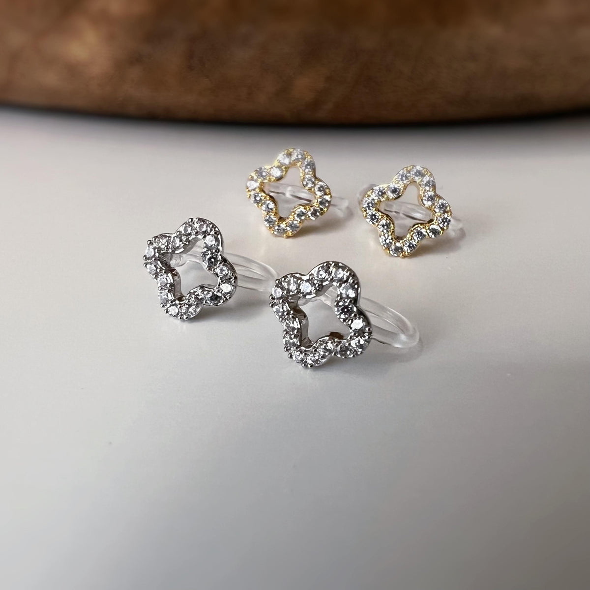 Clips d’oreilles sans perçage fleur strass couleur or et couleur argent – petites boucles clips élégantes en résine transparente