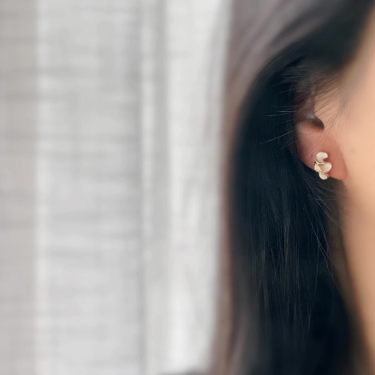 Clips d’oreilles jolis pétales à finition émaillée effet crème