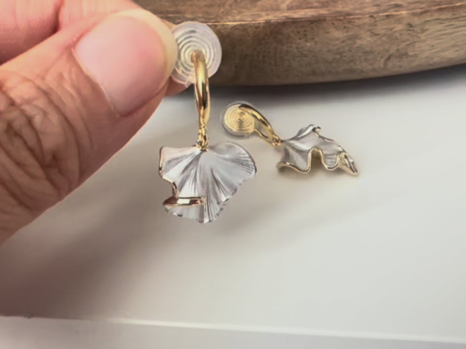 Clips d’oreilles feuille ondulée pendante